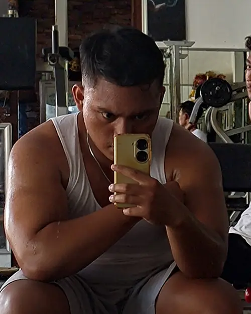 Jaya Anggara taking a mirror selfie at the gym