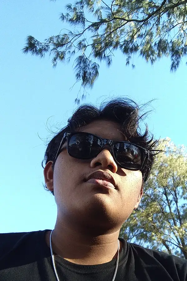 Selfie of Jaya Anggara in sunglasses under the trees